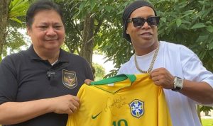 Menko Airlangga Hartarto ketika bertemu dengan Ronaldinho mantan pemain Timnas Brasil yang melegenda.