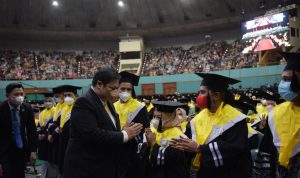 Menko Airlangga Hartarto memberikan selamat dan menyalami Wisudawan Mahasiswa Universitas Nasional.