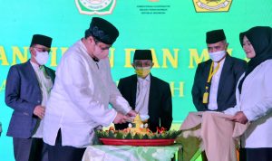 Menko Airlangga Hartarto memotong tumpeng dalam acara hari jadi ke-44 Majelis Dakwah Islamiyah belum lama ini.