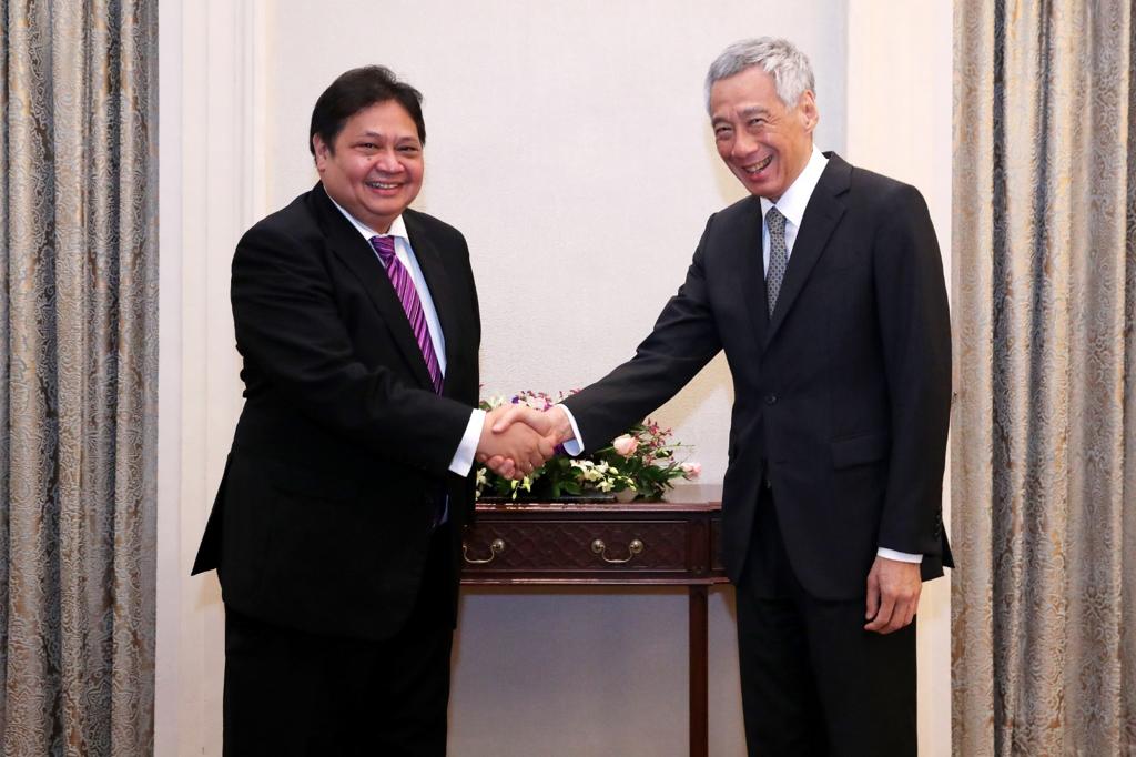 Menteri Koordinator Bidang Ekonomi Airlangga Hartarto ketika betemu dengan Perdana Menteri Singapura