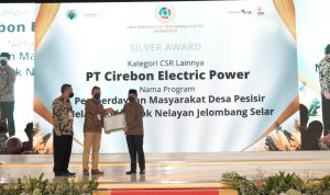 Presiden Direktur Cirebon Power Hishiro Takeuchi ketika menerima penghargaan dari Wapres Ma'ruf Amin