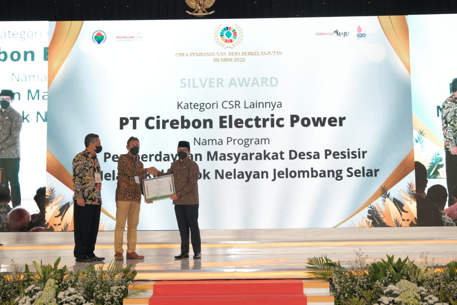 Presiden Direktur Cirebon Power Hishiro Takeuchi ketika menerima penghargaan dari Wapres Ma'ruf Amin