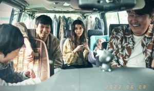 Aktor Song Kang-ho, Dong-won Gang, dan Ji-eun Lee (IU) dalam film ‘Broker’ (2022). (ANTARA/HO-via IMDb)
