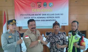 Deklarasi anggota Negara Islam Indonesia (NII) kembali kepada Negara Kesatuan Republik Indonesia (NKRI) di Kecamatan Cileunyi, Kabupaten Bandung. (Yanuar/Jabar Ekspres)