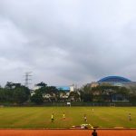 LATIHAN: Stadion UPI Bandung, Kota Bandung, Kamis (2/6) sore. Rumput stadion bakal direhab seusai ditunjuk Kemenpora jadi bakal calon lokasi TC Timnas. (Nizar/Jabar Ekspres)