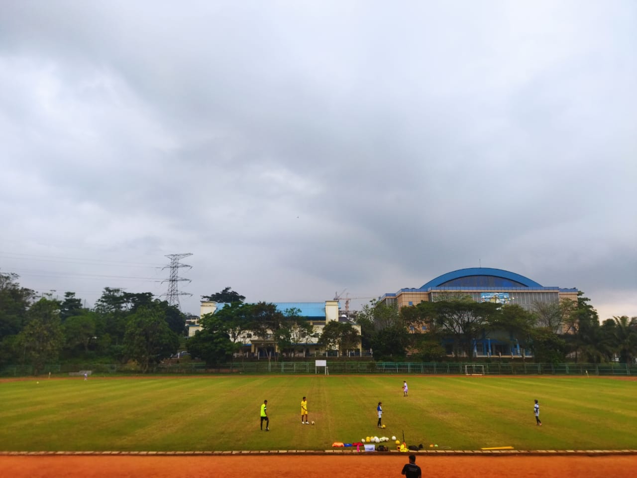 LATIHAN: Stadion UPI Bandung, Kota Bandung, Kamis (2/6) sore. Rumput stadion bakal direhab seusai ditunjuk Kemenpora jadi bakal calon lokasi TC Timnas. (Nizar/Jabar Ekspres)