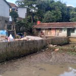 Gotong royong warga Desa Cicalengka Wetan memperbaiki dan membersihkan lahan untuk peternakan ikan nila. (Yanuar/Jabar Ekspres)