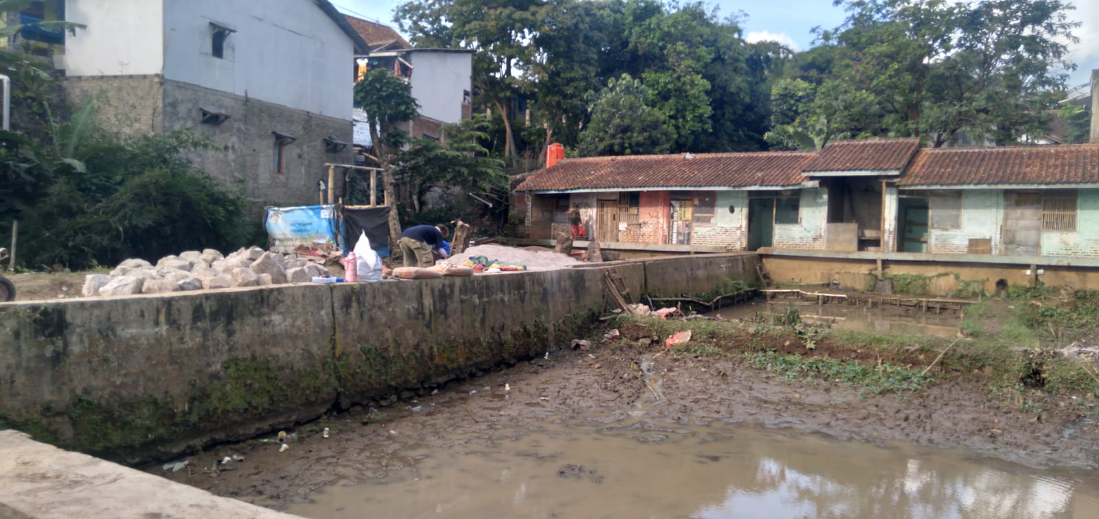 Gotong royong warga Desa Cicalengka Wetan memperbaiki dan membersihkan lahan untuk peternakan ikan nila. (Yanuar/Jabar Ekspres)