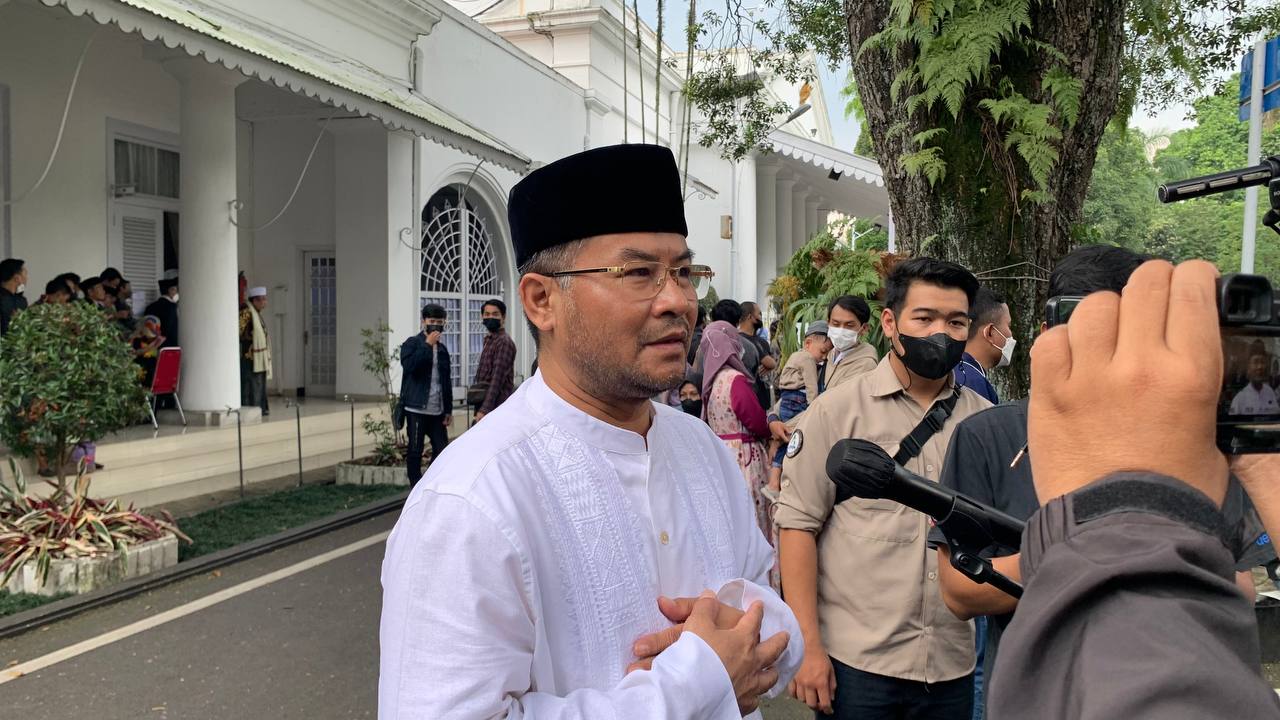 Wakil Bupati Sumedang Erwan Setiawan saat menghadiri takziah wafatnya Emmeril Kahn Mumtadz atau Eril di Gedung Pakuan, Minggu (6/5). (Arvi/Jabar Ekspres)