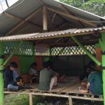 Gubuk sederhana yang menyediakan informasi dunia secara gratis milik Desa Pasirnanjung, Kecamatan Cimanggung, Kabupaten Sumedang. (Yanuar/Jabar Ekspres)