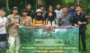 Kegiatan menanam pohon anggota GEMPA (Gerakan Muda Peduli Alam) Kecamatan Cimanggung, Kabupaten Sumedang, Jawa Barat.
