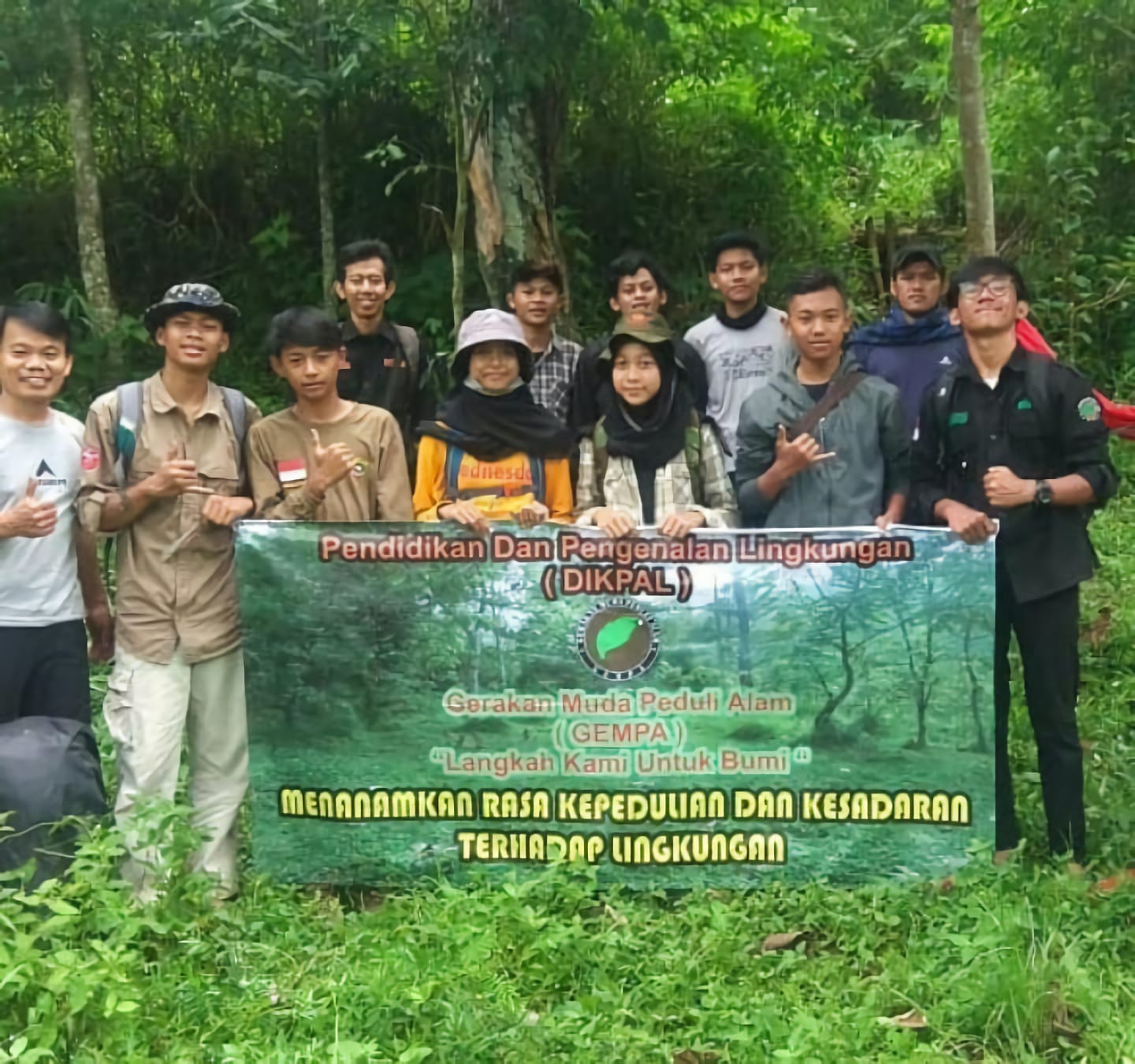 Kegiatan menanam pohon anggota GEMPA (Gerakan Muda Peduli Alam) Kecamatan Cimanggung, Kabupaten Sumedang, Jawa Barat.