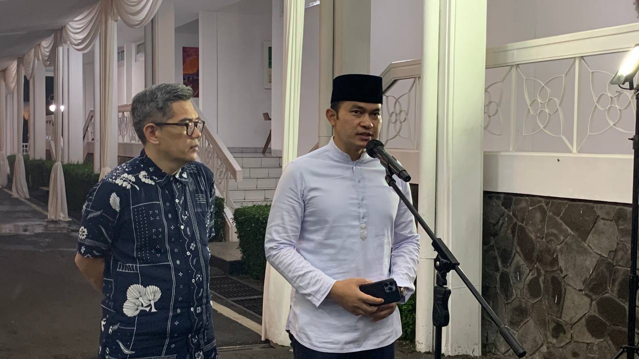 Juru Bicara Pemerintah Provinsi Wahyu Mijaya dan Kakak Kandung Ridwan Kamil Erwin Muniruzaman menghadiri Press Conference di Gedung Pakuan, Minggu (5/6). (Arvi/Jabar Ekspres)