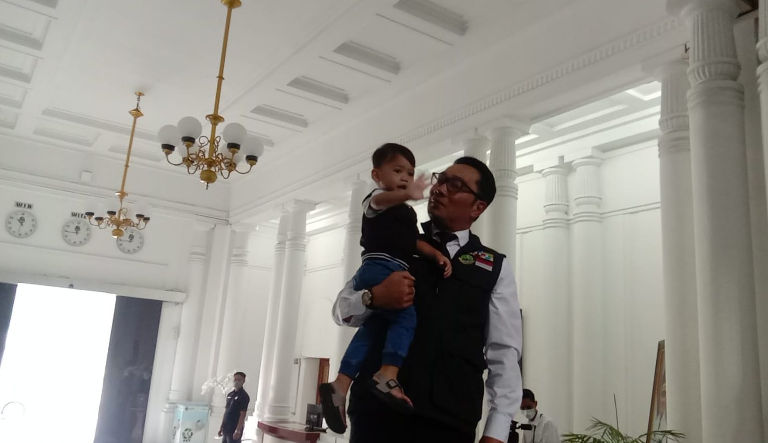 Tampak Tegar, Ridwan Kamil Gendong Anak Bungsu di Hari Pertama Kerja