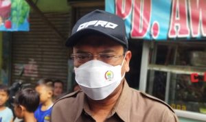 Ketua DPRD Kota Bandung, Tedy Rusmawan saat memberikan tanggapan mengenai penghapusan tenaga honorer kepada wartawan di Kecamatan Batununggal, Kota Bandung, Senin (6/6).
