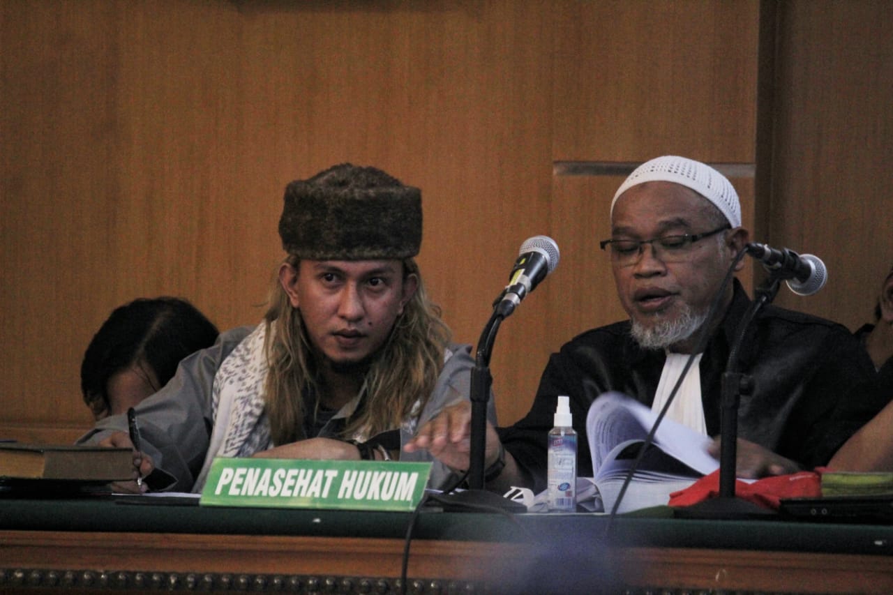 Habib Bahar bin Smith (kiri) dan Ichwan Tuankota (kanan) selaku kuasa hukum, saat mendengarkan pemaparan saksi yang dihadirkan dalam persidangan di PN Bandung, Selasa (7/6) sore. (Deni/Jabar Ekspres)
