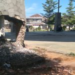 Salah satu pilar Gedung Serbaguna atau DOM Kelurahan Rancaekek Kencana, Kecamatan Rancaekek, Kabupaten Bandung yang kondisinya rusak berat. (Yanuar/Jabar Ekspres)