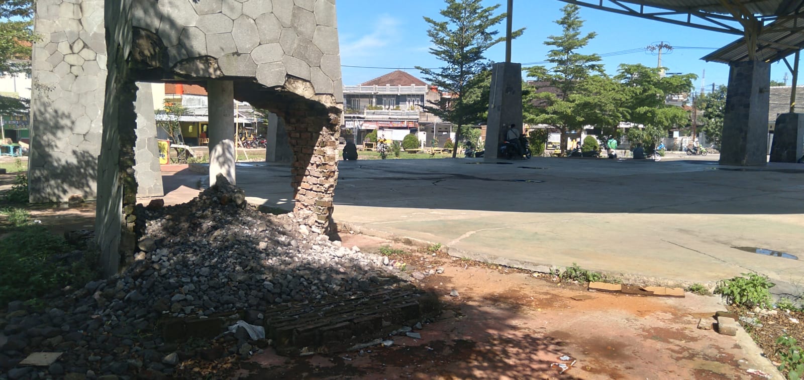 Salah satu pilar Gedung Serbaguna atau DOM Kelurahan Rancaekek Kencana, Kecamatan Rancaekek, Kabupaten Bandung yang kondisinya rusak berat. (Yanuar/Jabar Ekspres)