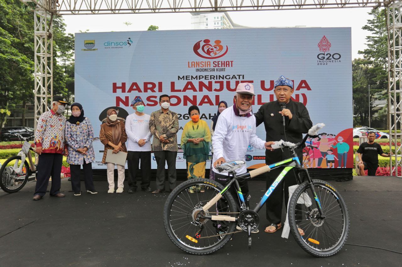 Wali Kota Bandung, Yana Mulyana saat menghadiri Peringatan Hari Lanjut Usia Nasional (HLUN) sekalogus mendeklarasikan Kota Bandung sebagai Kota Ramah Lansia. (Istimewa)