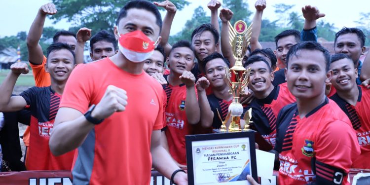 BERIKAN HADIAH: Plt Bupati Hengki Kurniawan saat memberikan piagam penghargaan kepada tim yang mampu menorehkan prestasi.