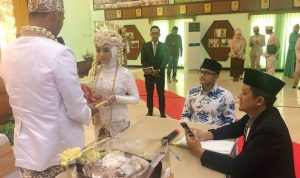 Hengky Kurniawan jadi saksi nikah warga di Kabupaten Barat.