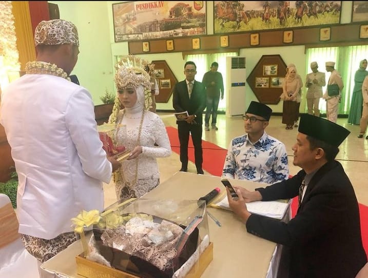Hengky Kurniawan jadi saksi nikah warga di Kabupaten Barat.