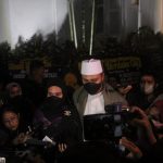 Habib Usman bin Yahya beserta Istri Kartika Putri, selepas menghadiri shalat jenazah di Gedung Pakuan Kota Bandung, Minggu (12/6). (Deni/Jabar Ekspres)