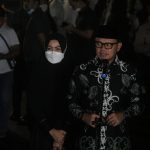 Wali Kota Bogor Bima Arya selepas melakukan shalat Jenazah di Gedung Pakuan, Minggu (12/6) malam. (Foto: Deni/Jabar Ekspres)