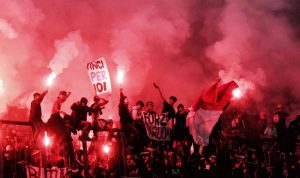 Bobotoh Nyalakan Flare saat Pertandingan, Iwan Bule Masih Diskusikan Sanksi untuk Persib Bandung