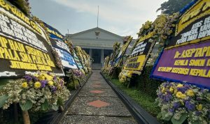 Rumah Dinas Ridwan Kamil Dipenuhi Kiriman Karangan Bunga untuk Kepergian Eril