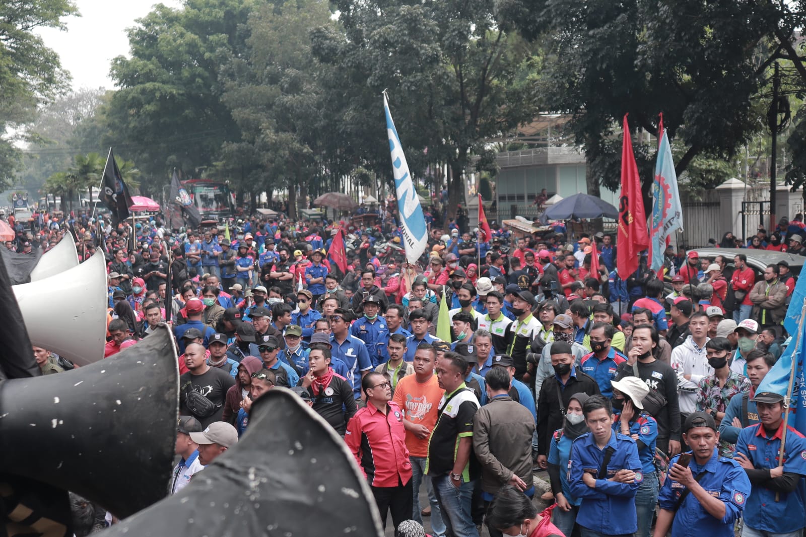 Ribuan Buruh Geruduk PTUN Bandung