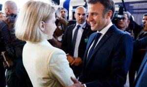 Wakil Perdana Menteri Ukraina Iryna Vereshchuk (kiri) menyambut Presiden Prancis Emmanuel Macron saat ia tiba di stasiun kereta Kyiv pada 16 Juni 2022. (foto: Ludovic Marin, AFP)