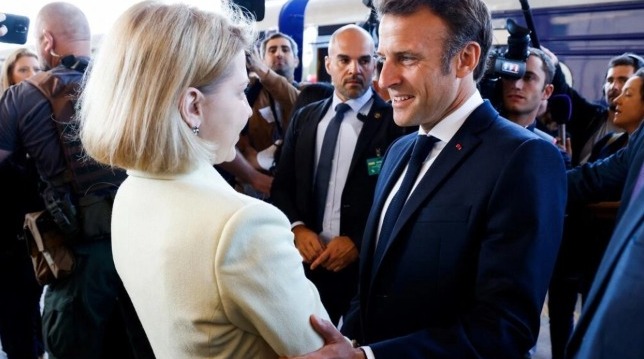 Wakil Perdana Menteri Ukraina Iryna Vereshchuk (kiri) menyambut Presiden Prancis Emmanuel Macron saat ia tiba di stasiun kereta Kyiv pada 16 Juni 2022. (foto: Ludovic Marin, AFP)
