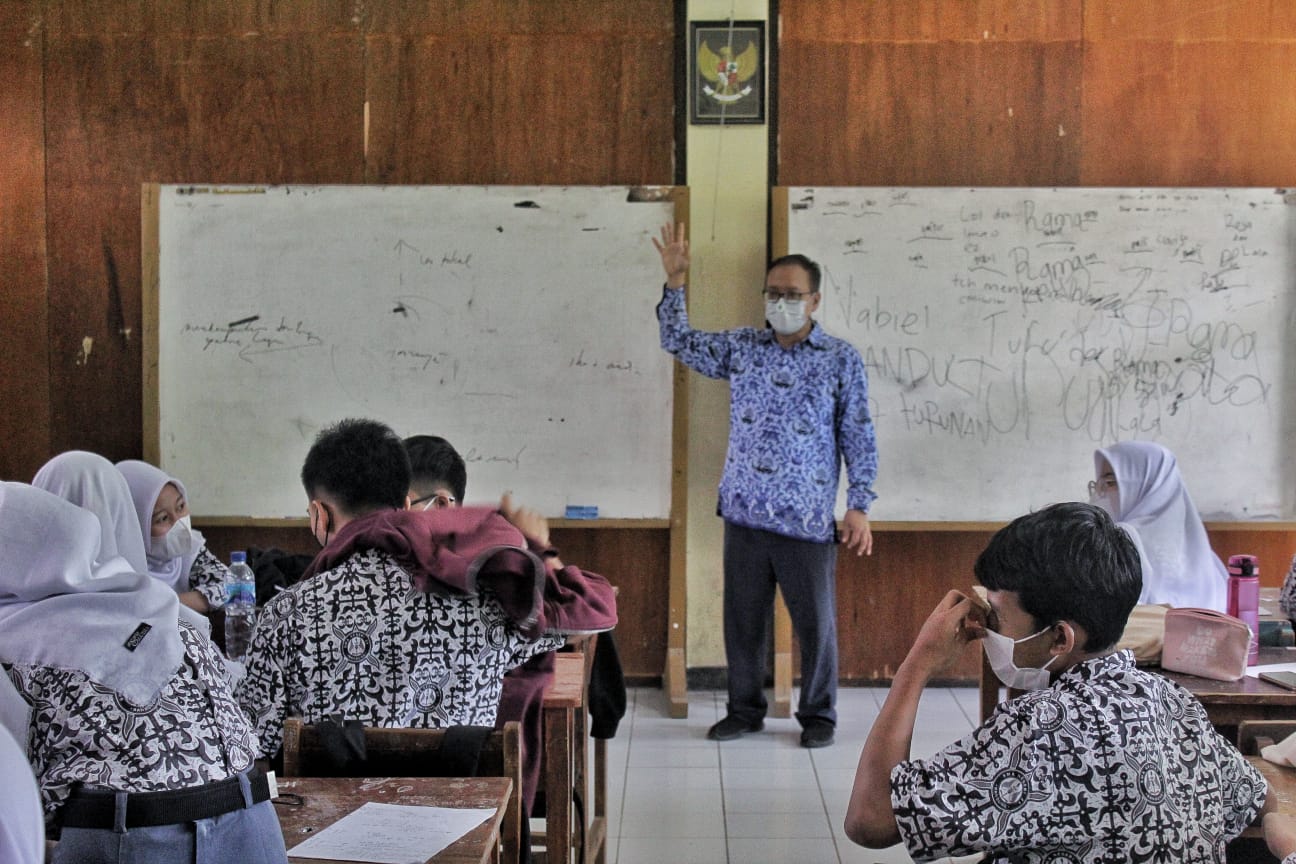 ILUSTRASI: Guru sedang mengajar di sekolah (Foto: Deni Armansyah/Jabar Ekspres).