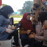 Nenek di Kota Bogor laksanakan vaksin booster di acara Bhakti Kesehatan Polresta Bogor Kota. (disway)