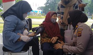Nenek di Kota Bogor laksanakan vaksin booster di acara Bhakti Kesehatan Polresta Bogor Kota. (disway)