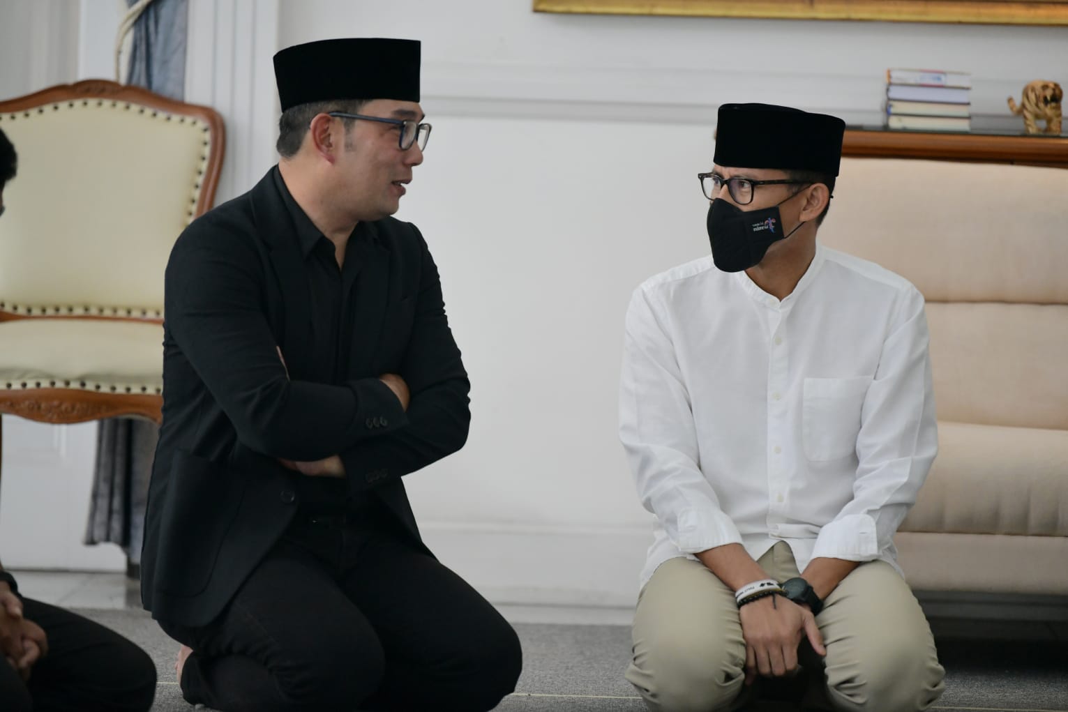 Menteri Pariwisata dan Ekonomi Kreatif (Menparekraf) Sandiaga Uno saat bertakziah ke Rumah Dinas Gubernur Jawa Barat, Ridwan Kamil di Gedung Negara Pakuan, Kota Bandung,