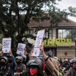 UNJUK RASA: Ratusan warga Dago Elos - Cirapuhan menggeruduk kantor BPN Kota Bandung untuk berunjuk rasa, meminta ketegasan BPN soal sengketa kepemilikan lahan, pada Senin (20/6) siang. (Deni/Jabar Ekspres)