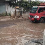 Genangan air yang disebabkan karena lubang di Jalan Panyawungan, Desa Cileunyi Wetan, Kecamatan Cileunyi, Kabupaten Bandung. (Yanuar/Jabar Ekspres)