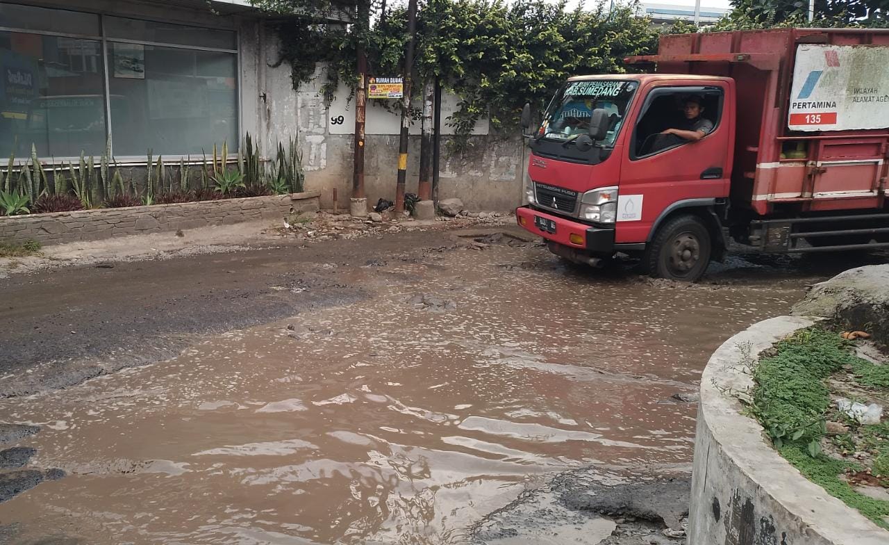 Genangan air yang disebabkan karena lubang di Jalan Panyawungan, Desa Cileunyi Wetan, Kecamatan Cileunyi, Kabupaten Bandung. (Yanuar/Jabar Ekspres)