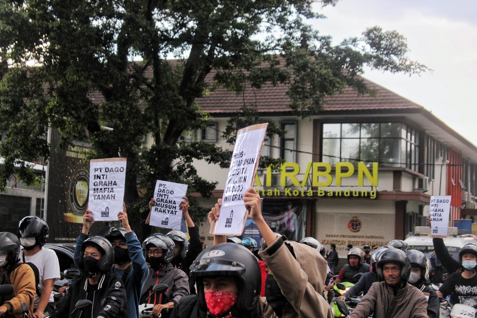 UNJUK RASA: Ratusan warga Dago Elos - Cirapuhan menggeruduk kantor BPN Kota Bandung untuk berunjuk rasa, meminta ketegasan BPN soal sengketa kepemilikan lahan, kemarin. (Deni/Jabar Ekspres)
