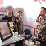 KUNJUNGI STAND: Plt Bupati Bandung Barat Hengky Kurniawan saat meninjau dan berinteraksi dengan pelaku UMKM. (Foto: Humas Pemkab Bandung Barat)
