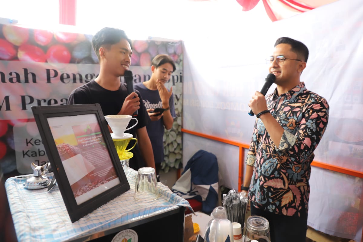 KUNJUNGI STAND: Plt Bupati Bandung Barat Hengky Kurniawan saat meninjau dan berinteraksi dengan pelaku UMKM. (Foto: Humas Pemkab Bandung Barat)