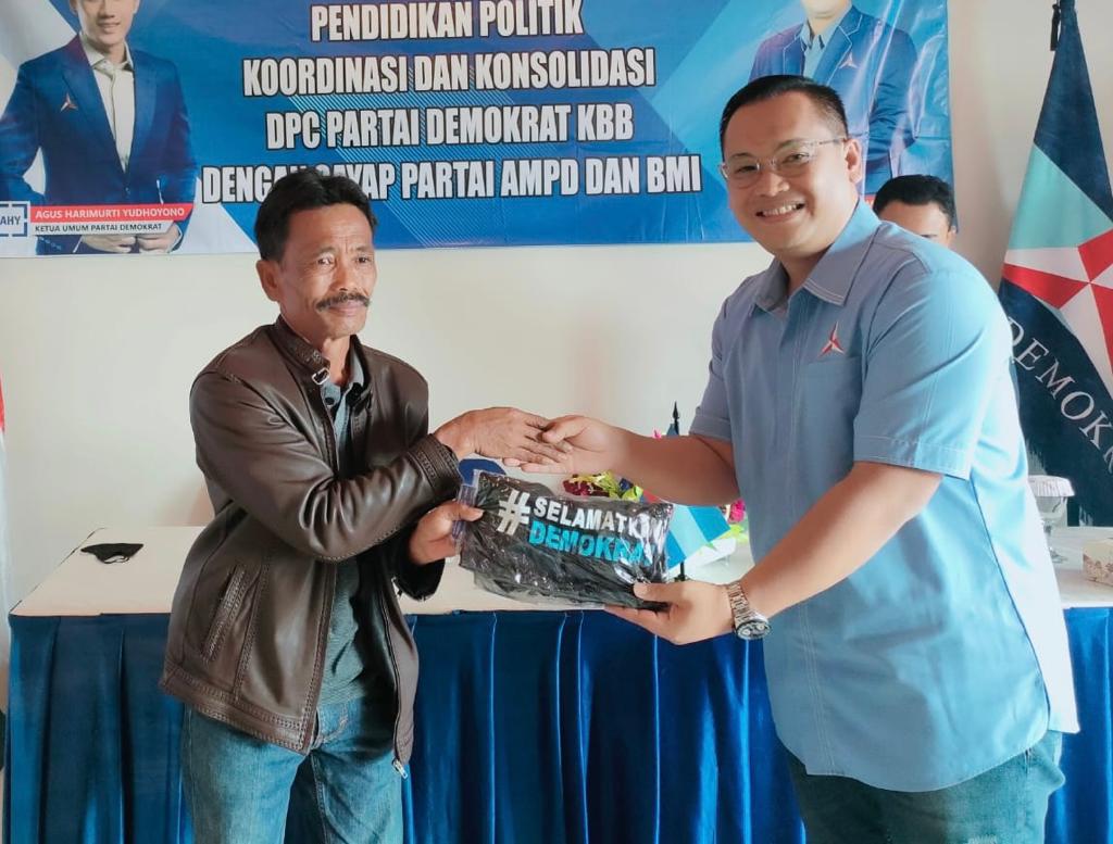 BANGUN KONSOLIDASI: Ketua Fraksi Demokrat DPRD KBB, Iwan Setiawan saat memberikan kaos kepada para kader untuk terus membesarkan suara Demokrat di Bandung Barat belum lama ini. (Foto: DPC Demokrat KBB).