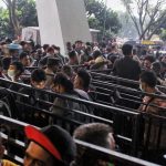EUFORIA: Penonton memenuhi pintu masuk ke Stadion Gelora Bandung Lautan Api (GBLA) dalam pertandingan Persib Bandung melawan Persebaya Surabaya di lanjutan kompetesi Piala Presiden, Jumat (17/6). (Deni/Jabar Ekspres)