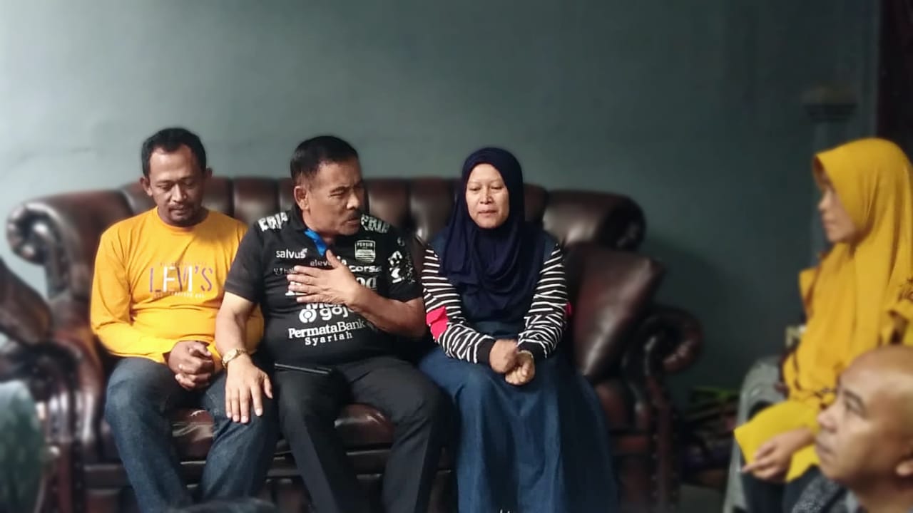 CURHAT: Komisaris PT Persib Bandung Bermartabat (PBB), Umuh Muchtar berkunjung ke rumah duka Bobotoh Persib, di Kota Bogor, Jawa Barat, Rabu (22/6). (Yudha Prananda)