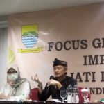DISKUSI: Kadis KUKM, Atet Dedi Handiman dalam Forum Group Discussion (FGD) bertajuk Implementasi Jati Diri Koperasi yang berlangsung di Grand Tjokro Bandung, pada Kamis (23/6). (Nizar/Jabar Ekspres)