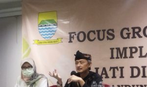 DISKUSI: Kadis KUKM, Atet Dedi Handiman dalam Forum Group Discussion (FGD) bertajuk Implementasi Jati Diri Koperasi yang berlangsung di Grand Tjokro Bandung, pada Kamis (23/6). (Nizar/Jabar Ekspres)