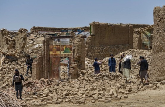 Penduduk desa dan pejabat memeriksa tingkat kerusakan di sebuah desa di distrik Bernal, provinsi Paktika, Afghanistan [Ahmad Sahel Arman/AFP]