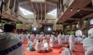 Jamaah calon haji melaksanakan shalat sunah sebelum berniat umrah sunah di Masjid Aisha, Tan'im di Mekkah, Minggu (26/6). (ANTARA/HO.MCH2022)